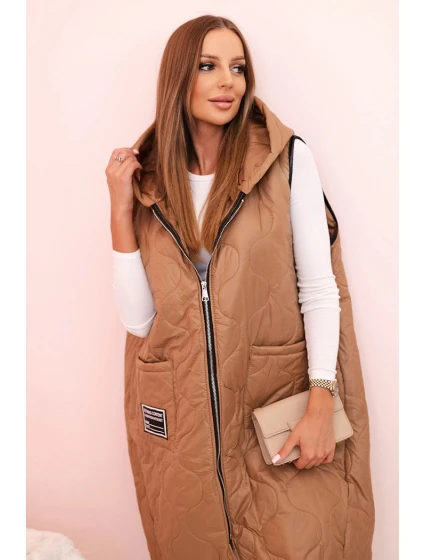 Dámská prošívaná vesta Plus Size s kapucí na zip camelová