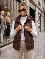 Kamizelka damska pikowana z kapturem brązowa model 22358236 - FashionStreet Kamizelka damska pikowana z kapturem brązowa model 22358236 - FashionStreet
