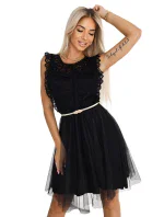 Krajkové šaty s sukní a zlatým páskem ČERNÉ model 21195700 - numoco basic Krajkové šaty s sukní a zlatým páskem ČERNÉ model 21195700 - numoco basic