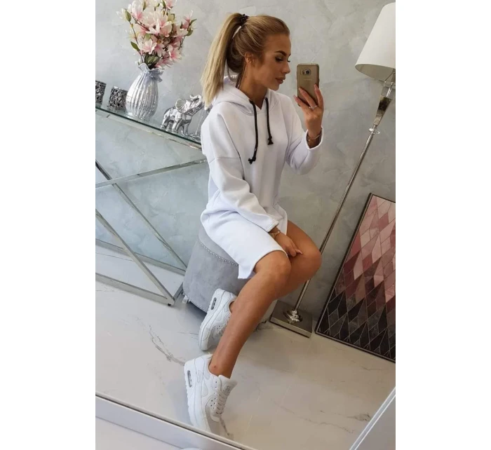 Šaty s kapucí a bočním rozparkem bílé