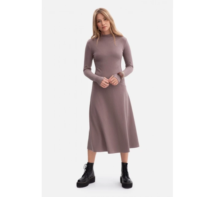 B299 Rebrované midi šaty s asymetrickým pásom - kakaové