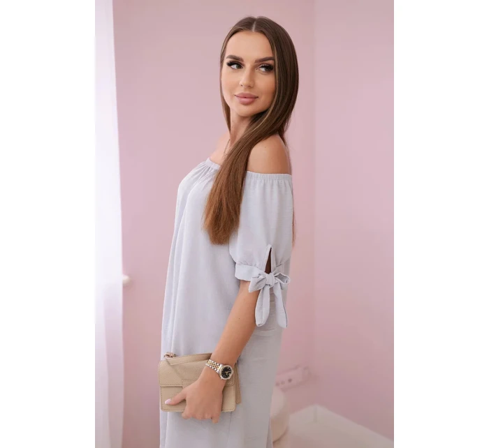 Šaty zviazané na rukávoch šedej farby