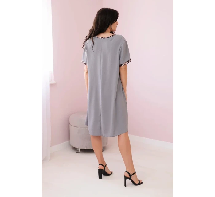 Šaty s leopardím vzorom šedej farby