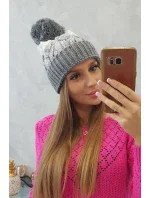 Dámská čepice s bambulí Abigail model 18751671 - K-Fashion Dámská čepice s bambulí Abigail model 18751671 - K-Fashion