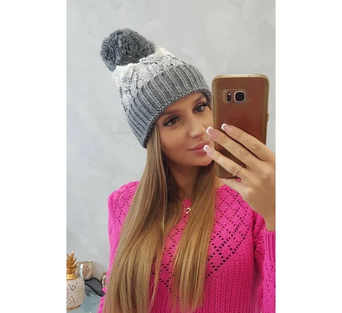 Dámská čepice s bambulí Abigail model 18751671 - K-Fashion Dámská čepice s bambulí Abigail model 18751671 - K-Fashion