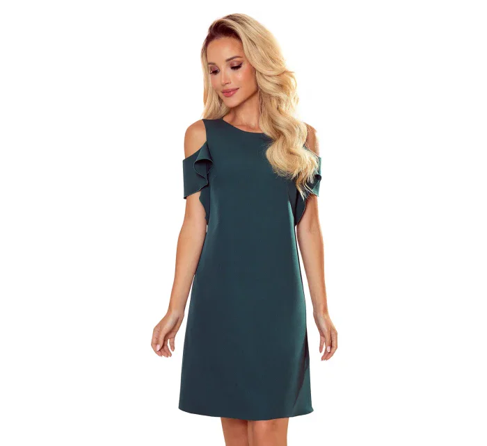 Trapézové dámské šaty v lahvově zelené barvě s volánky na ramenou model 17009601 - numoco Trapézové dámské šaty v lahvově zelené barvě s volánky na ramenou model 17009601 - numoco