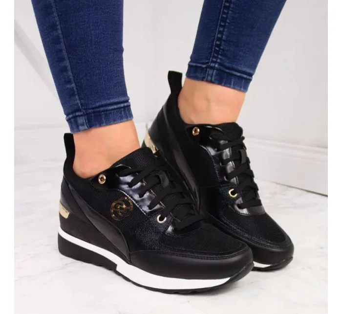 Dámské sportovní boty na platformě / Černá s bílou model 20235477 - EVENTO Dámské sportovní boty na platformě / Černá s bílou model 20235477 - EVENTO