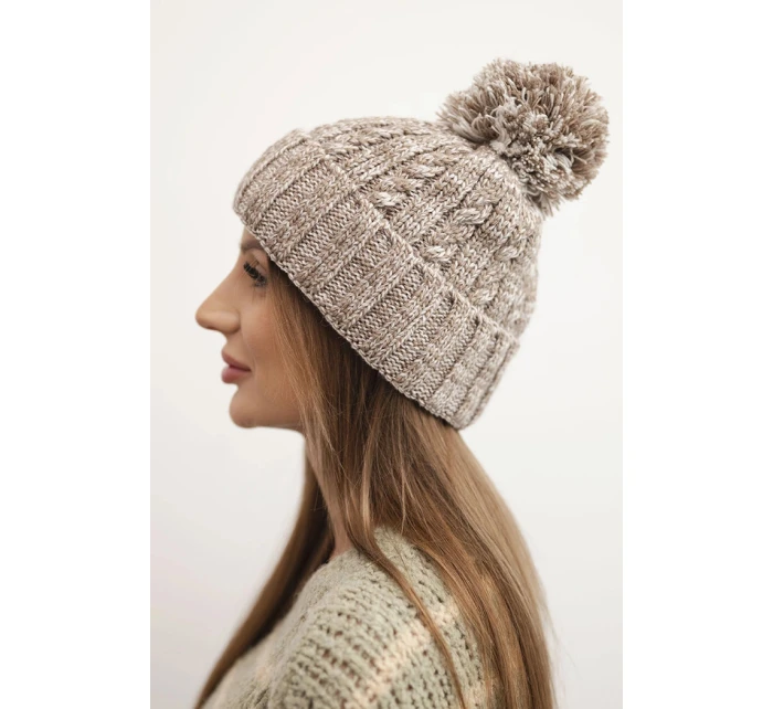 Dámska zimná čiapka s bambulou z vlny K424 tmavo béžová Dámska zimná čiapka s bambulou z vlny K424 tmavo béžová
