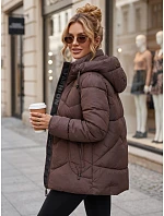 Kurtka damska zimowa pikowana z kapturem brązowa model 22365023 - FashionStreet Kurtka damska zimowa pikowana z kapturem brązowa model 22365023 - FashionStreet
