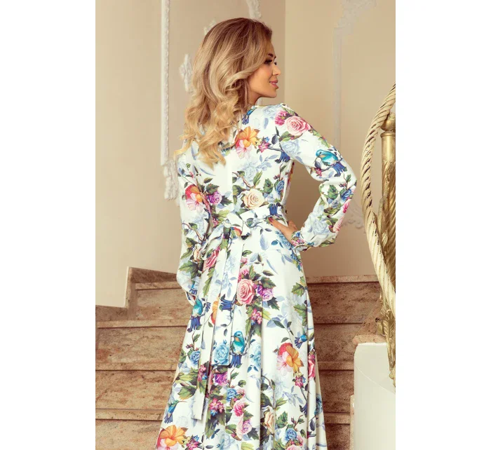 Dámske maxi šaty s volánikom, výstrihom a so vzorom farebných ruží a svetle modrých vtáčikov model 7404387 Dámske maxi šaty s volánikom, výstrihom a so vzorom farebných ruží a svetle modrých vtáčikov model 7404387