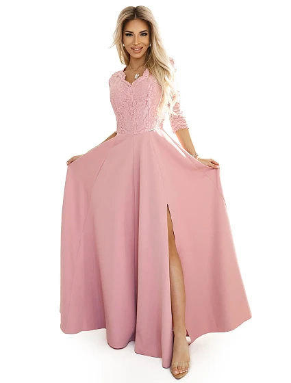 model 20982919 AMBER elegantní dlouhé krajkové šaty s výstřihem pudrově růžové - numoco