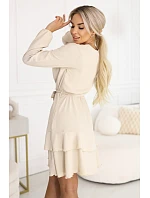model 22102276 Smyslné mini šaty s obálkovým výstřihem béžové - numoco