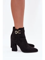 Dámska zateplená členková obuv z eko semišu na stĺpiku so zdobením - čierna Lymall Dámska zateplená členková obuv z eko semišu na stĺpiku so zdobením - čierna Lymall