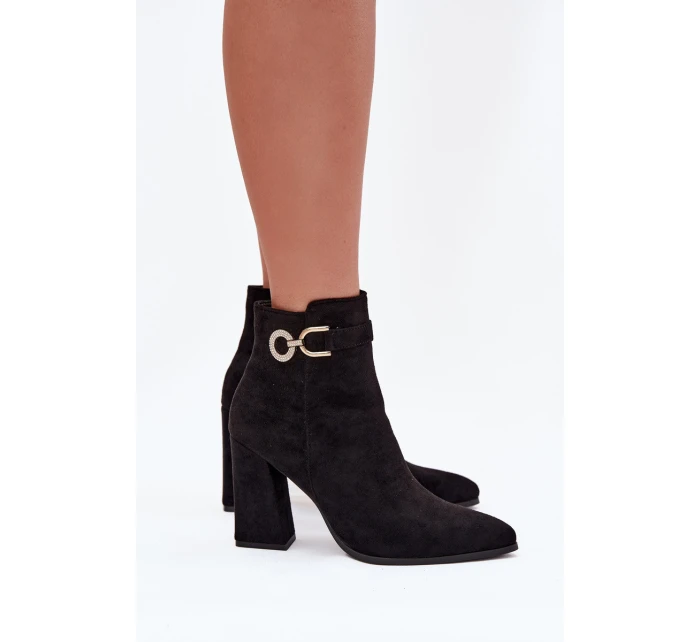 Dámska zateplená členková obuv z eko semišu na stĺpiku so zdobením - čierna Lymall Dámska zateplená členková obuv z eko semišu na stĺpiku so zdobením - čierna Lymall