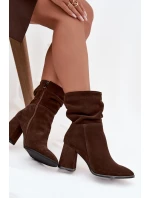 Kozačky z přírodního semiše zateplené na podpatku s  Čokoládové model 21718480 - Zazoo