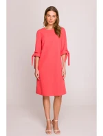 Šaty áčkového střihu s rukávy korálová barva model 20966075 - STYLOVE Šaty áčkového střihu s rukávy korálová barva model 20966075 - STYLOVE