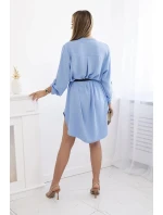 Šaty s dlhším chrbtom a pásom modrej farby