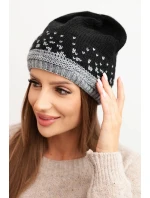 Dámska zimná vlnená čiapka s geometrickým vzorom K477 black + grey Dámska zimná vlnená čiapka s geometrickým vzorom K477 black + grey