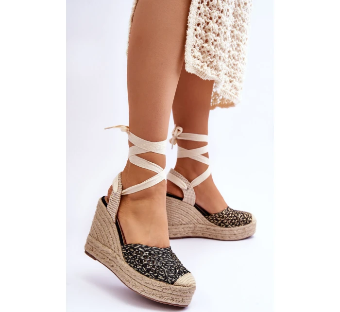 Vázané dámské sandály na klínu Černé model 21613945 - Boto Vázané dámské sandály na klínu Černé model 21613945 - Boto