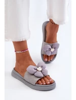 Dámské šedé sandály s ozdobou na nízké platformě model 21653401 - Boto Dámské šedé sandály s ozdobou na nízké platformě model 21653401 - Boto