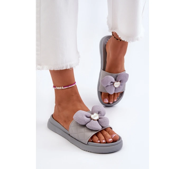 Dámské šedé sandály s ozdobou na nízké platformě model 21653401 - Boto Dámské šedé sandály s ozdobou na nízké platformě model 21653401 - Boto