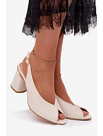 Elegantní dámské sandály na podpatku model 22220785 světle béžové - Zazoo Elegantní dámské sandály na podpatku model 22220785 světle béžové - Zazoo