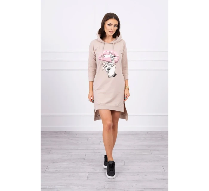 Šaty s delšími zády a barevným potiskem béžové barvy Šaty s delšími zády a barevným potiskem béžové barvy