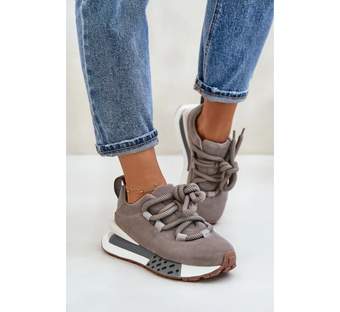 Semišové dámské sneakersy na platformě s šněrováním Artiker šedé model 21671668 - Boto Semišové dámské sneakersy na platformě s šněrováním Artiker šedé model 21671668 - Boto