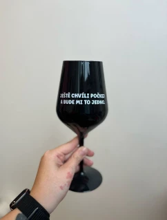 Počkajte chvíľu a ja sa postarám - čierny nerozbitný pohár na víno 470 ml