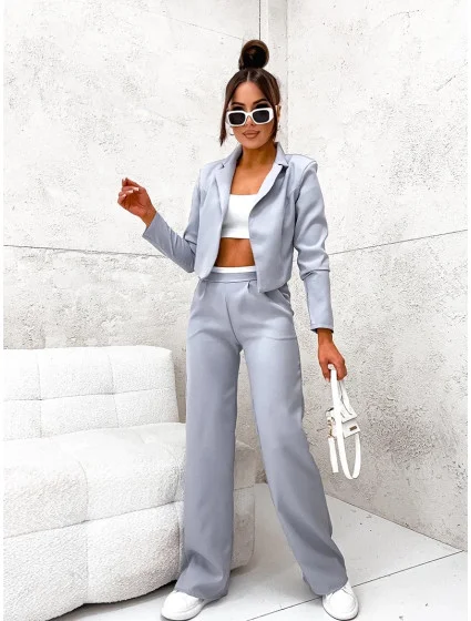 Šedá dámska súprava - krátke sako a široké nohavice (8263) Šedá dámska súprava - krátke sako a široké nohavice (8263)