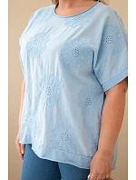 Dámská bavlněná halenka Plus Size s model 22212496 květinami modrá - K-Fashion Dámská bavlněná halenka Plus Size s model 22212496 květinami modrá - K-Fashion