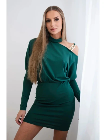 Šaty so zdobením na ramenách tmavo zelené