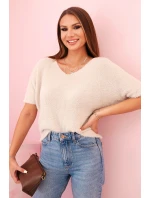 Dámsky sveter s mäkkou kožušinou a krátkymi rukávmi do V béžovej farby