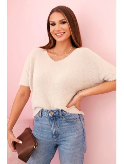 Dámsky sveter s mäkkou kožušinou a krátkymi rukávmi do V béžovej farby