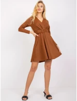 Šaty DHJ SK model 17002688 světle hnědá - FPrice Šaty DHJ SK model 17002688 světle hnědá - FPrice