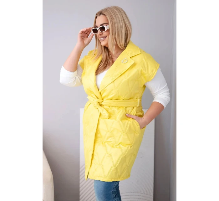 Dámská vesta Plus Size prošívaná s páskem a límcem žlutá