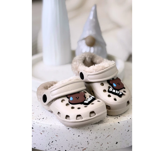 Pěnové dětské pantofle s kožíškem a přezkami Khaki model 21793985 - Boto Pěnové dětské pantofle s kožíškem a přezkami Khaki model 21793985 - Boto