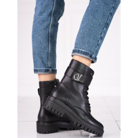 Pohodlné dámske čierne členkové topánky na plochom podpätku