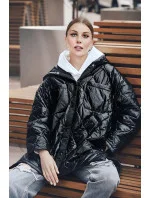 Černá prošívaná dámská oversize bunda s kapucí model 20471205 - Ann Gissy Černá prošívaná dámská oversize bunda s kapucí model 20471205 - Ann Gissy