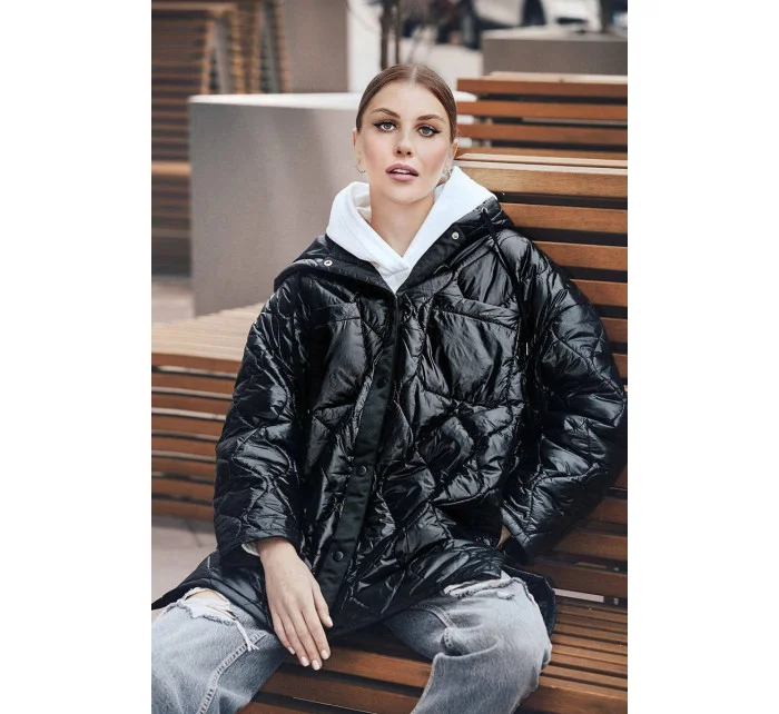 Černá prošívaná dámská oversize bunda s kapucí model 20471205 - Ann Gissy Černá prošívaná dámská oversize bunda s kapucí model 20471205 - Ann Gissy