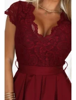 Krajkové šaty s výstřihem a sukní vínové model 21290316 - numoco