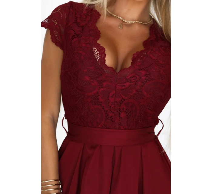 Krajkové šaty s výstřihem a sukní vínové model 21290316 - numoco
