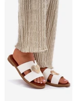 Dámské sandály na plochém podpatku se zlatou ozdobou bílé model 21697094 - EVENTO