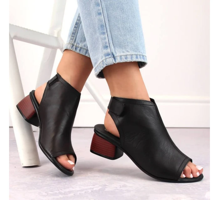 Pohodlné kožené sandále Remonte W RKR654