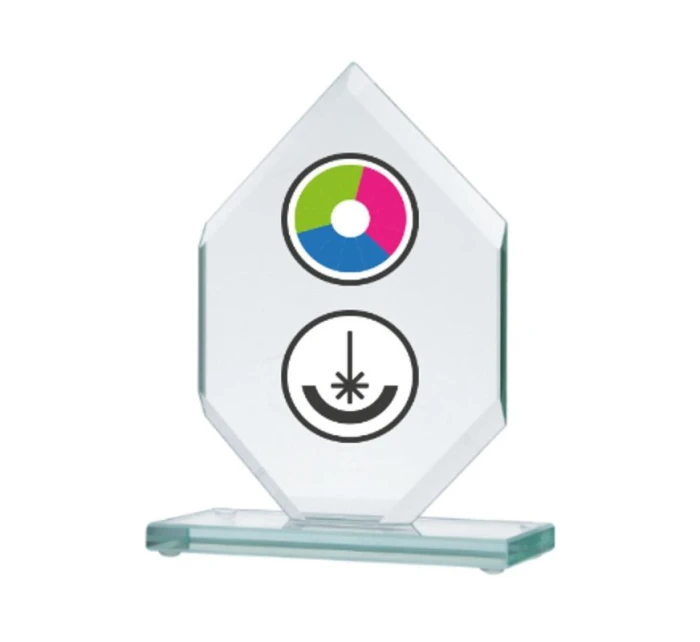 Sklenená trofej s farebnou potlačou LuxorJet, gravírovaním a atramentovou výplňou