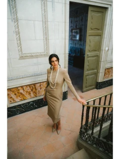 S412 Šaty v tvare ceruzky s ozdobnými ramenami - béžové