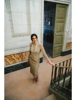 S412 Šaty v tvare ceruzky s ozdobnými ramenami - béžové