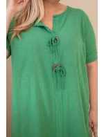Dámske bavlnené šaty pre plnoštíhle ženy so zaväzovaním vo výstrihu zelené