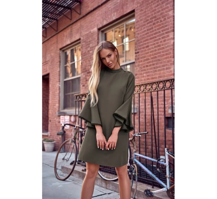 Šaty áčkového střihu s rukávy khaki barva model 18004271 - Moe Šaty áčkového střihu s rukávy khaki barva model 18004271 - Moe