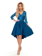 Dámské šaty v mořské barvě s delším zadním dílem a s krajkovým výstřihem model 17422426 - numoco Dámské šaty v mořské barvě s delším zadním dílem a s krajkovým výstřihem model 17422426 - numoco